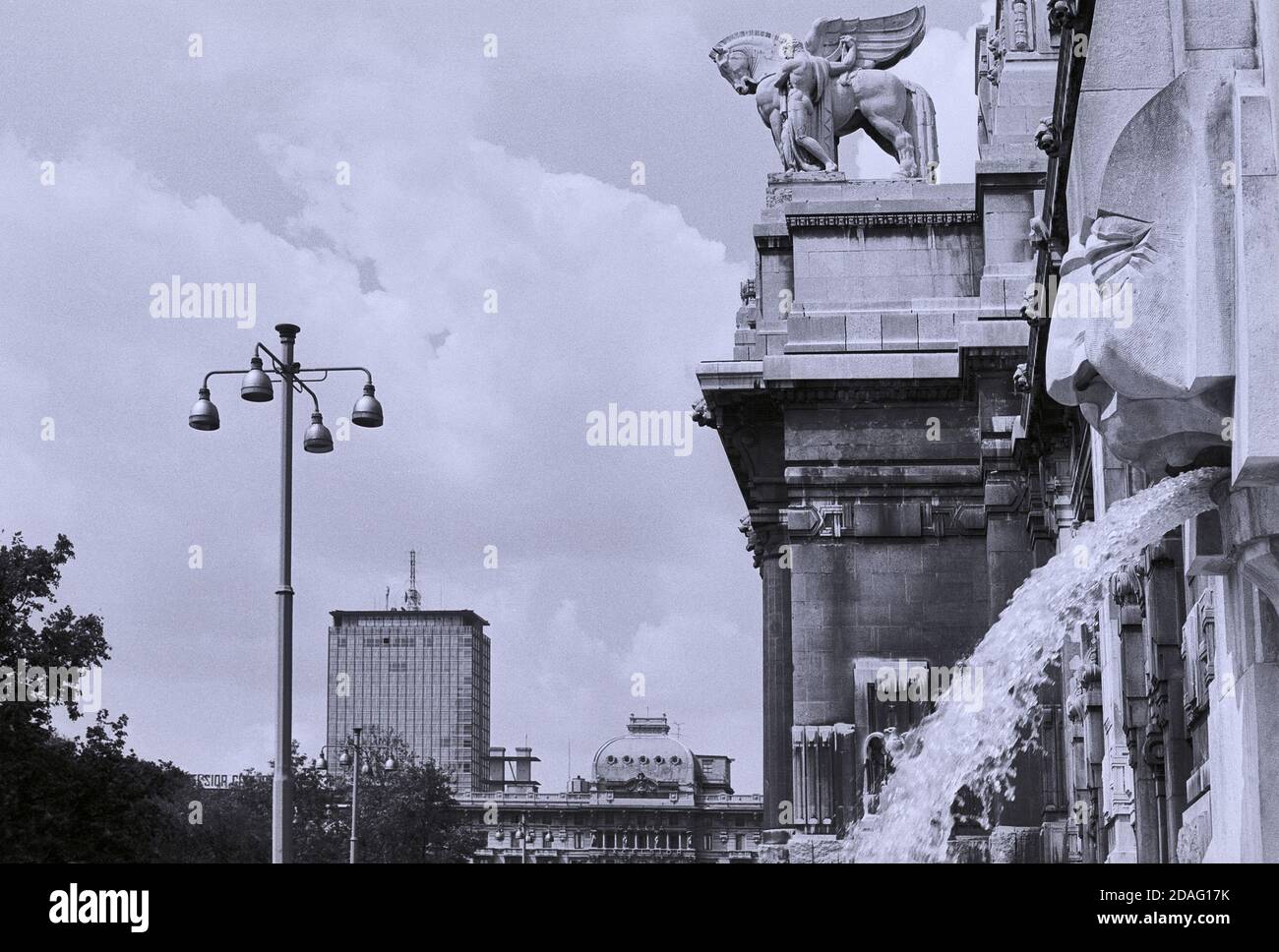 Stazione Centrale di Milano: Dettaglio della facciata principale (si può vedere la statua di Pegasus e la fontana 'grande faccia'). Foto Stock