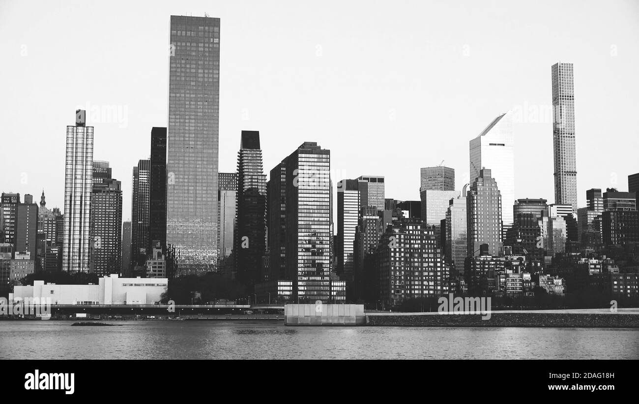Vista sul fiume est e su Manhattan in bianco e nero. Foto Stock