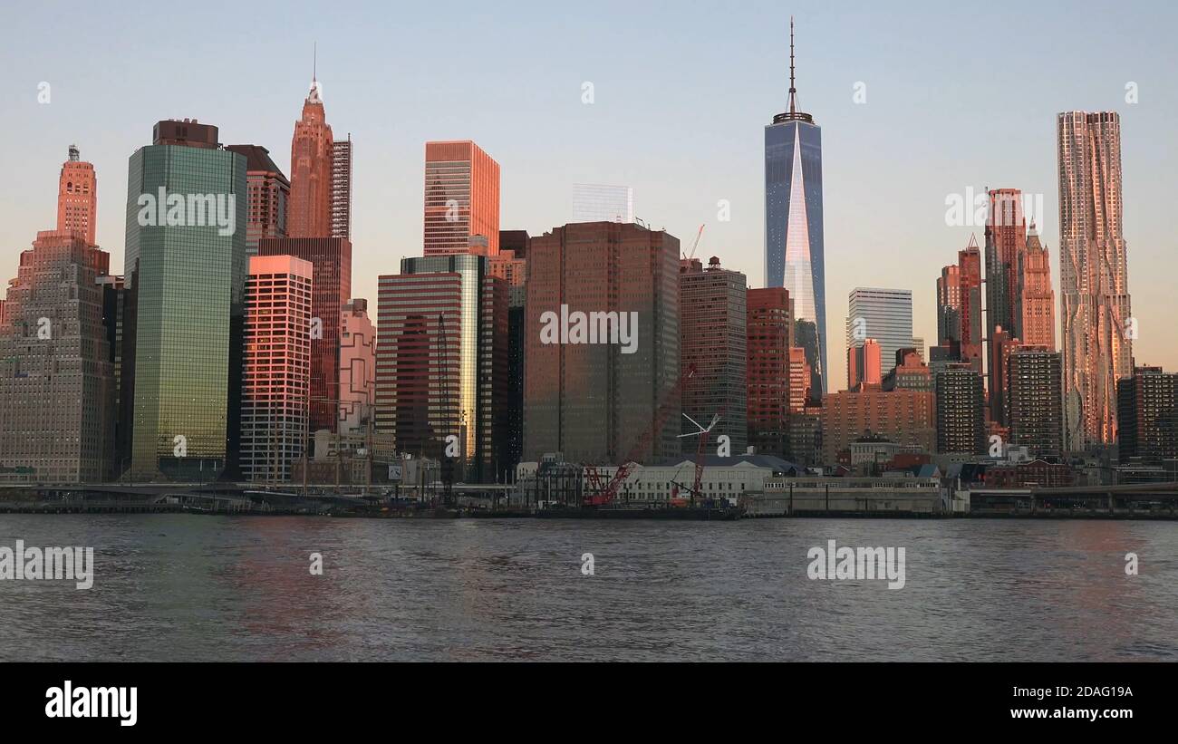 Fiume est e skyline di Manhattan con vista dei grattacieli urbani all'alba Foto Stock