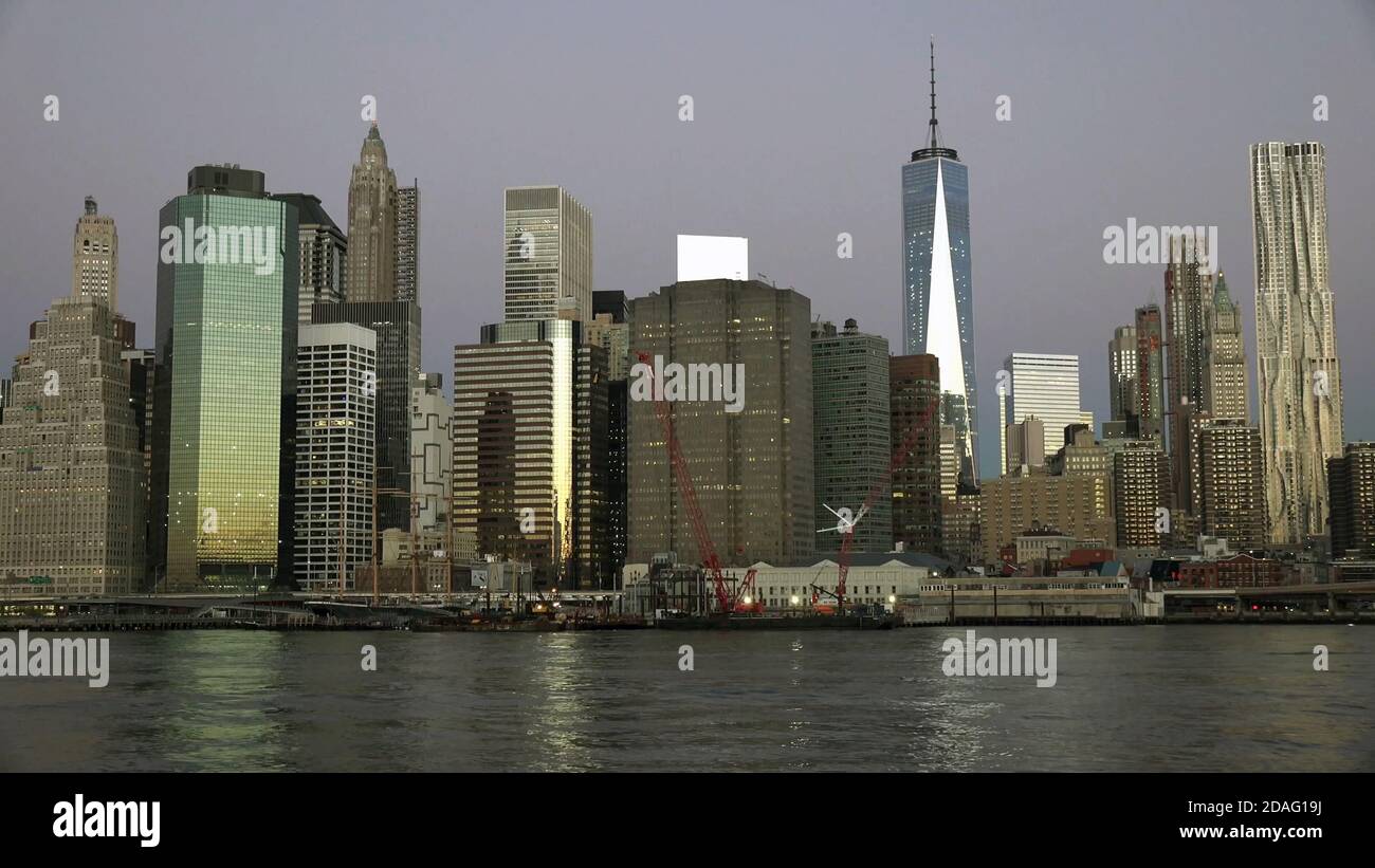 Fiume est e skyline di Manhattan con vista dei grattacieli urbani la mattina presto, New york Foto Stock