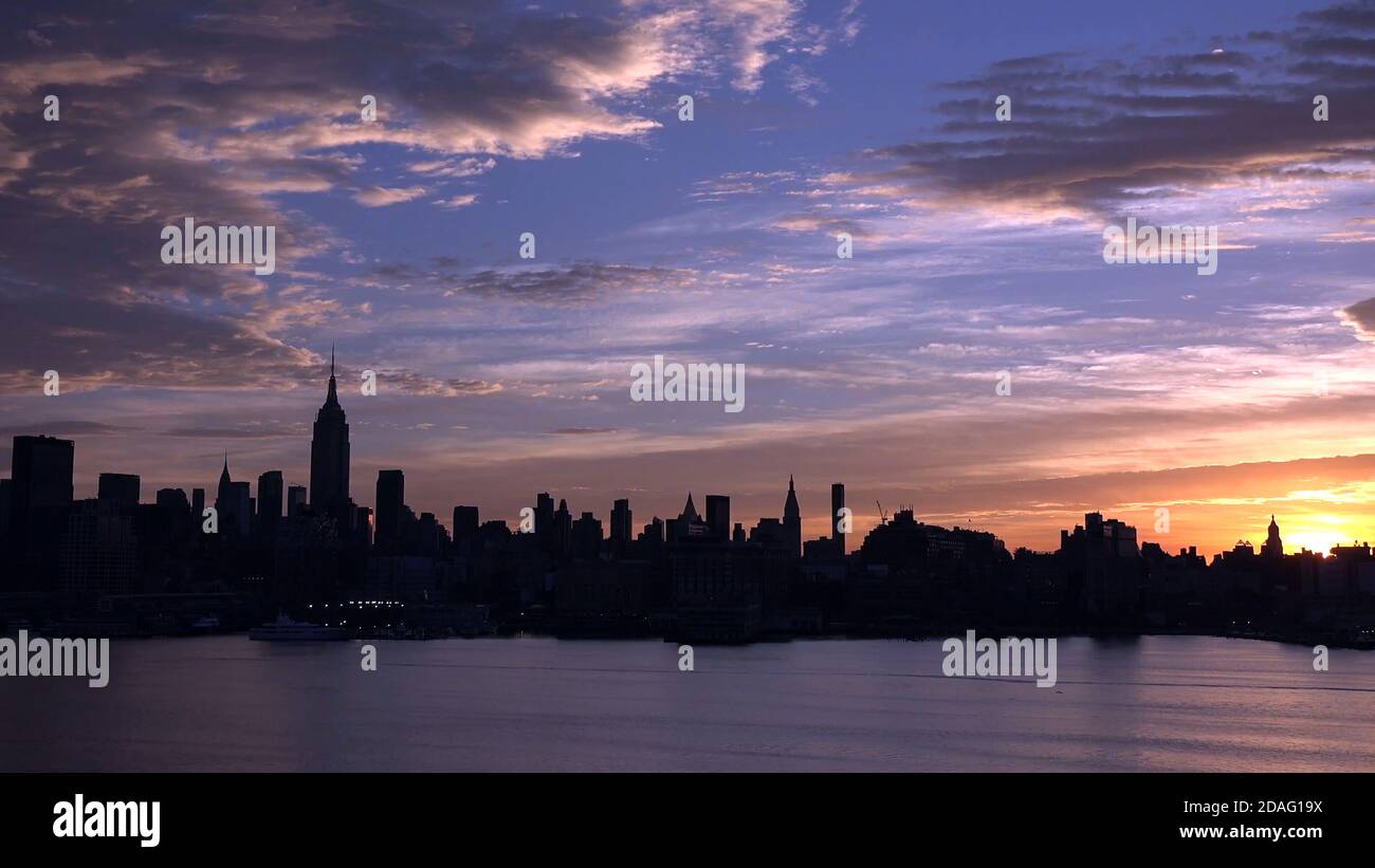 east River e New York City Manhattan, panorama di mezza città al tramonto con grattacieli. Foto Stock