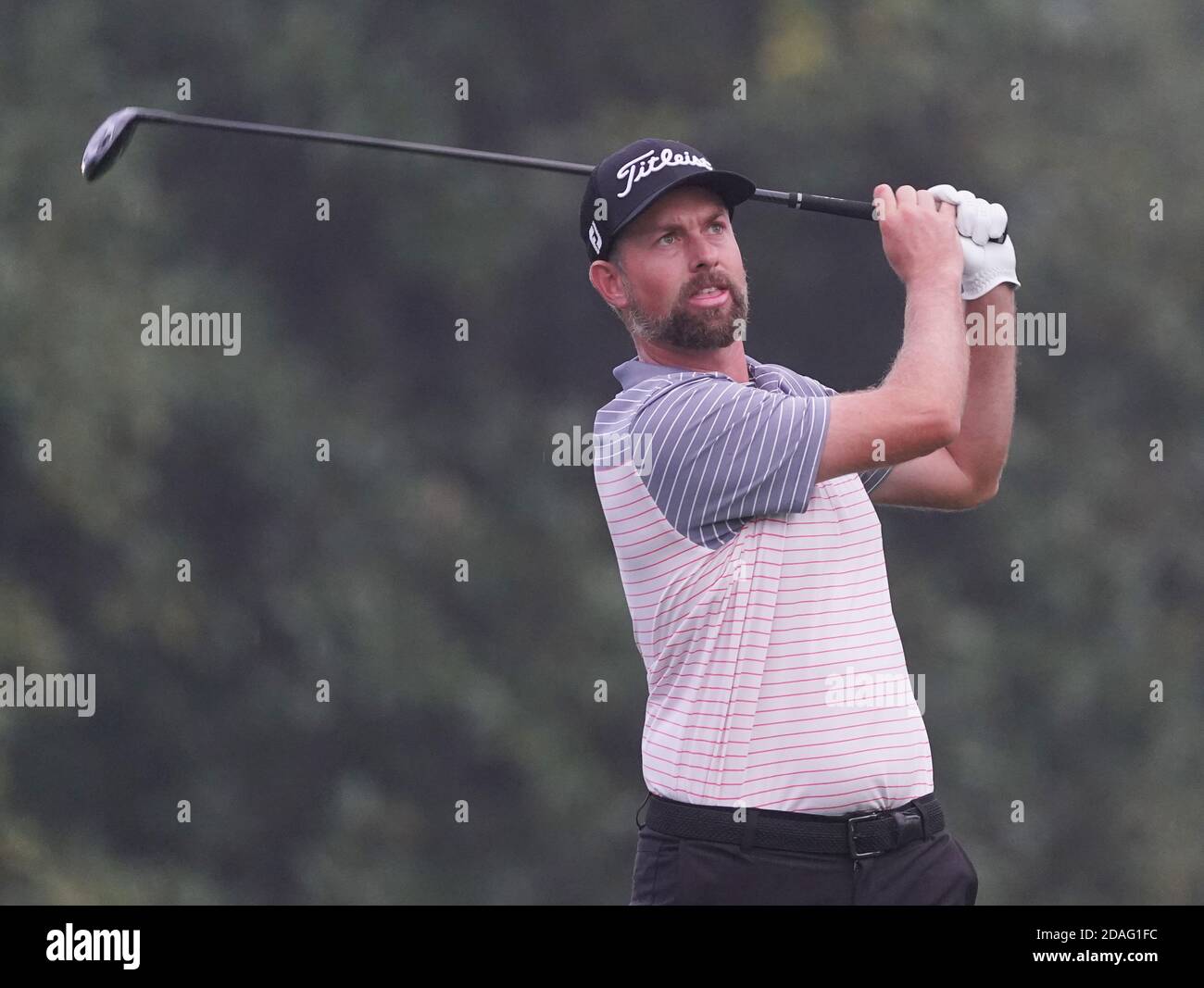 Augusta, Stati Uniti. 12 Nov 2020. Webb Simpson ha colpito un tee shot nel primo round del torneo di golf 2020 Masters all'Augusta National Golf Club di Augusta, Georgia, giovedì 12 novembre 2020. Foto di Kevin Dietsch/UPI Credit: UPI/Alamy Live News Foto Stock