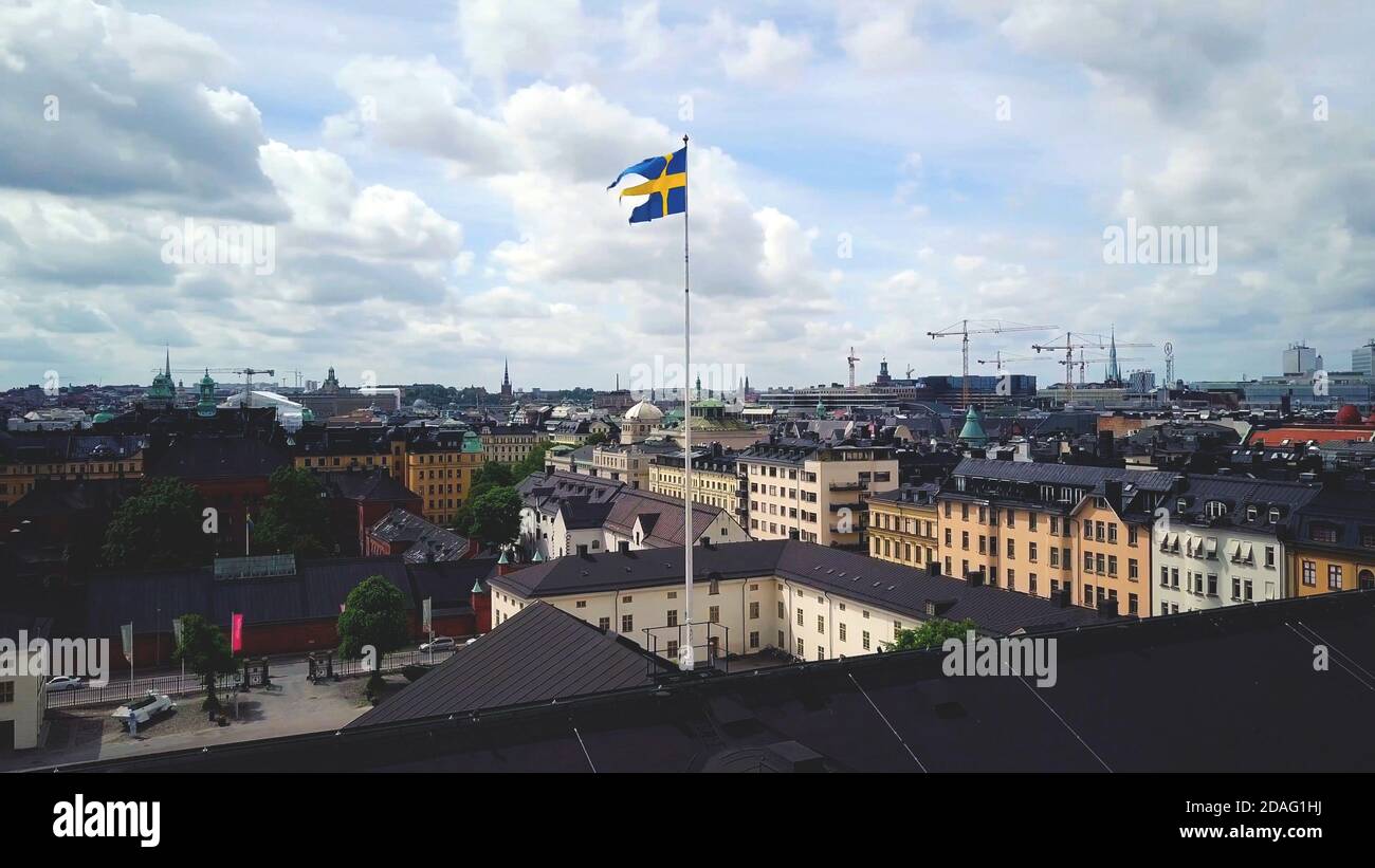 Bandiera svedese con vista sugli edifici della città vecchia di Stoccolma, Svezia. Foto Stock