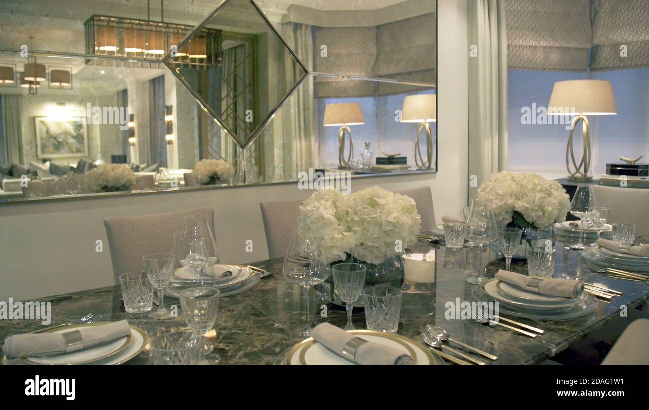 tavolo da pranzo vuoto in un lussuoso ed elegante ristorante con bicchieri, forchette e coltelli bicchieri da bibita. Foto Stock