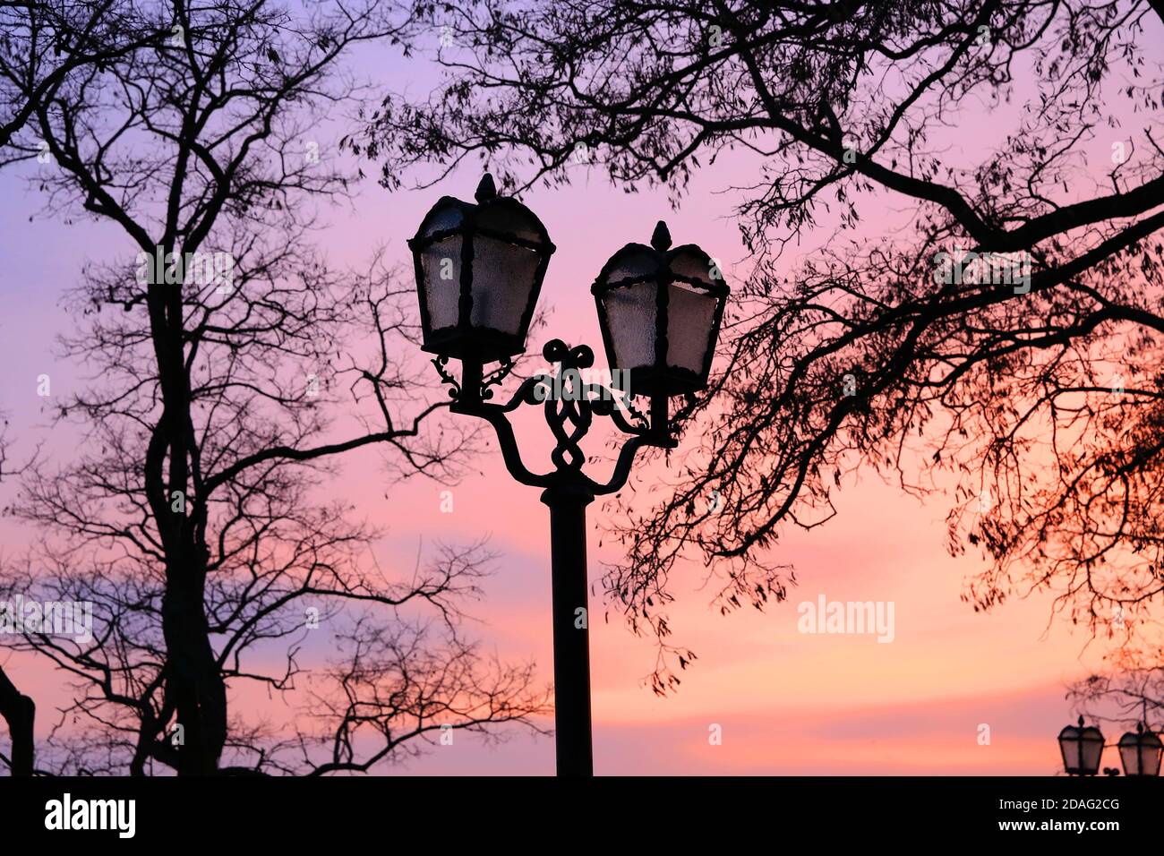 Lanterna vintage di strada nel parco serale Foto Stock