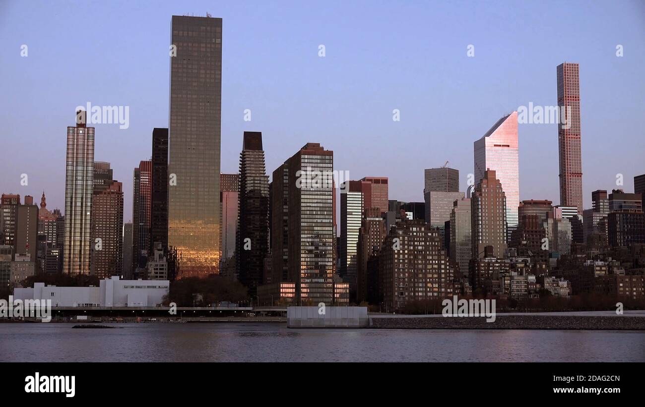 vista degli edifici di manhattan al tramonto di new york Foto Stock