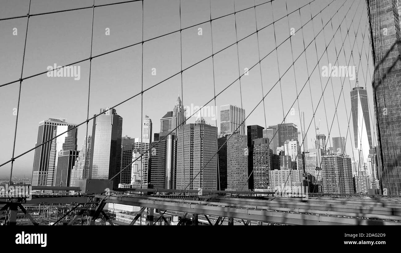 Vista degli edifici di Manhattan dal ponte di Brooklyn, bianco e nero, New York, Stati Uniti Foto Stock