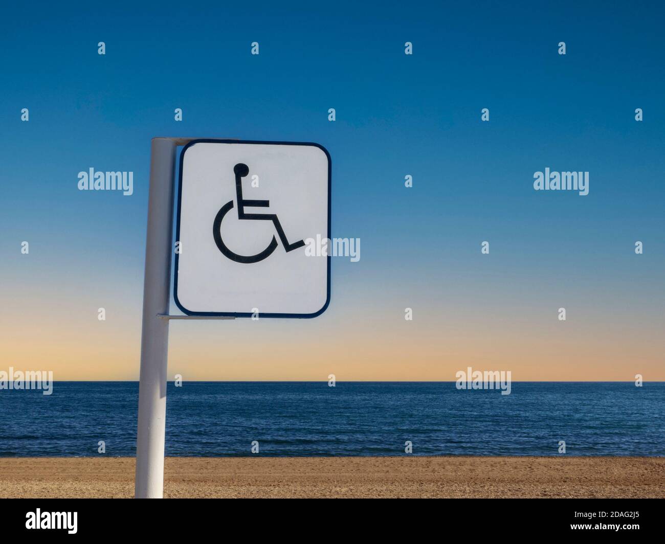 Simbolo di disabled simbolo targa riconosciuto a livello internazionale segno per la vacanza Accesso e strutture per disabili alla spiaggia e mare Costa del Sol Spagna EU Foto Stock