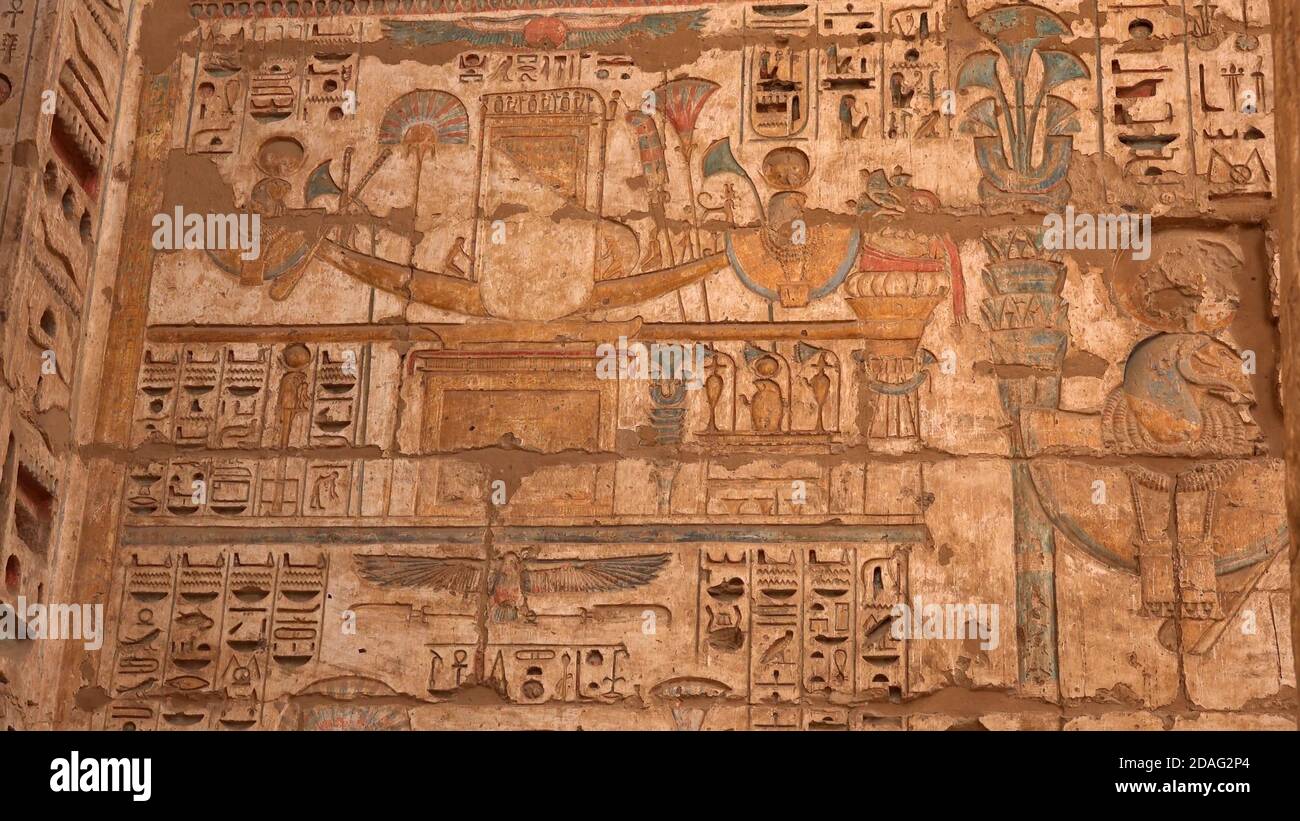 Vere antiche sculture egiziane di geroglifici sulle pareti esterne di un antico tempio Foto Stock