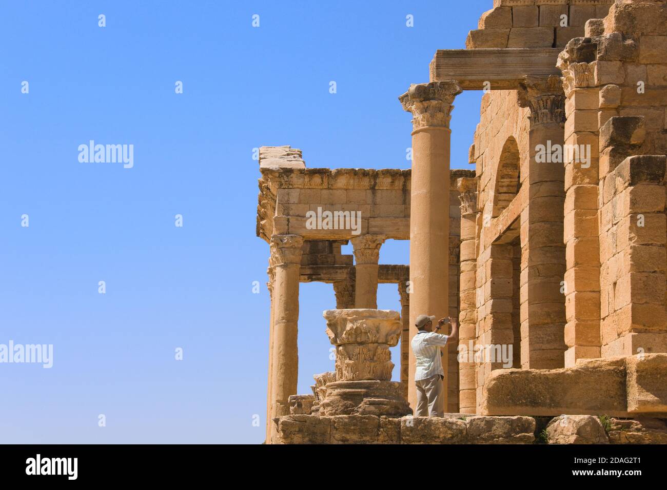 Tourist fotografando rovine romane, Sbeitla, Tunisia Foto Stock