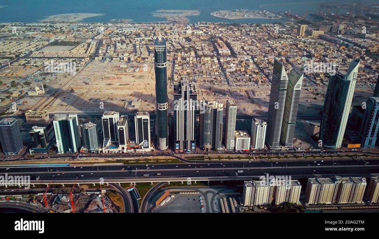 Sheikh Zayed Road grattacieli con Dubai Metro Visible, E11, Dubai, Emirati Arabi Uniti, Emirati Arabi Uniti, Emirati Arabi Uniti Foto Stock