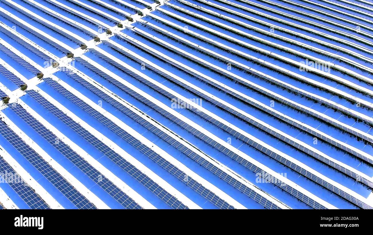 pannelli solari fotovoltaici blu su neve durante l'inverno. Foto Stock