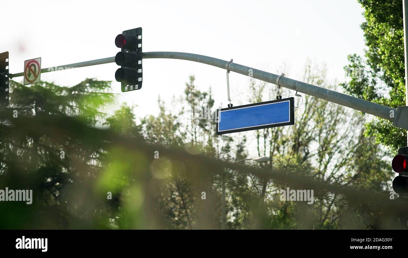 Semafori della città con cartello blu vuoto. Foto Stock