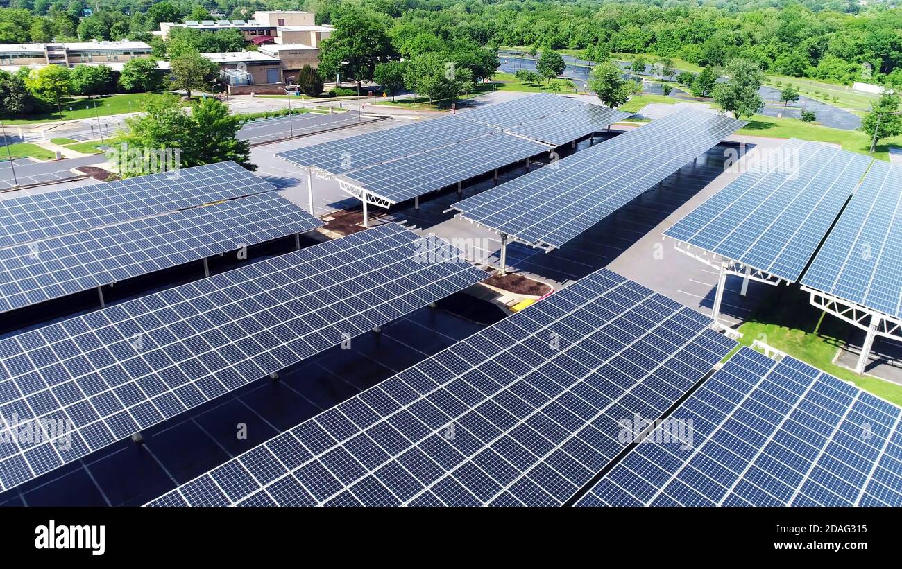 Energia solare in stazione di automobile, vista aerea drone del pannello solare tetto di parcheggio coperto Foto Stock
