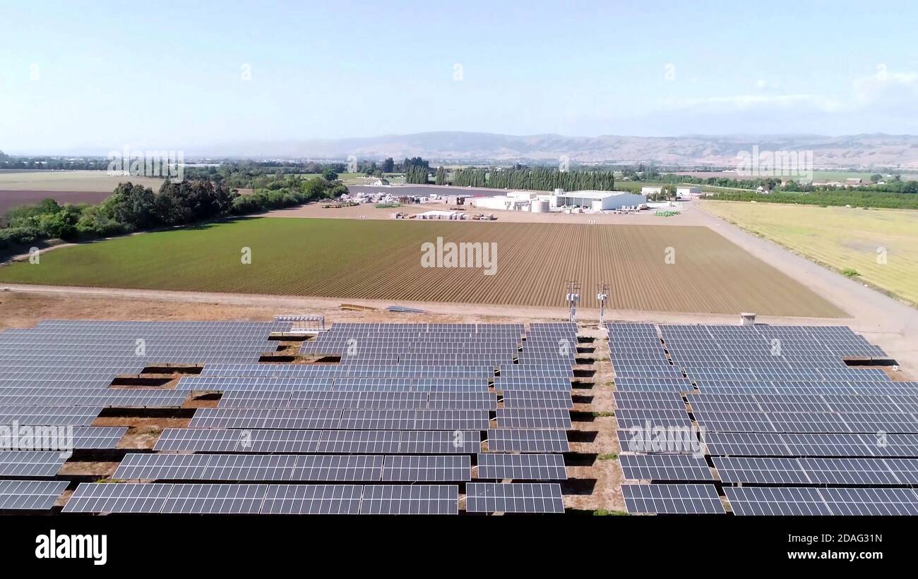 pannelli solari campi agricoli e agricoli in vista aerea. Foto Stock