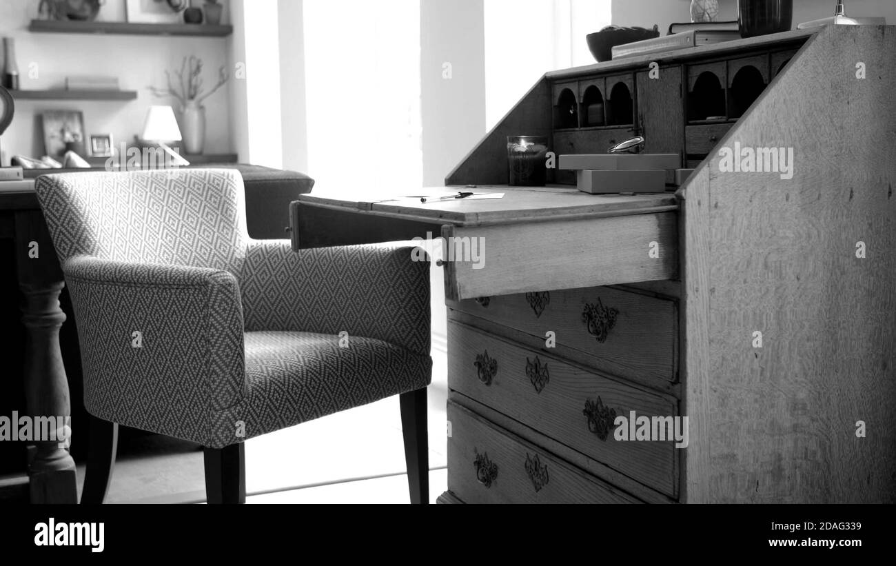 scrivania e sedia vintage, in bianco e nero. Foto Stock