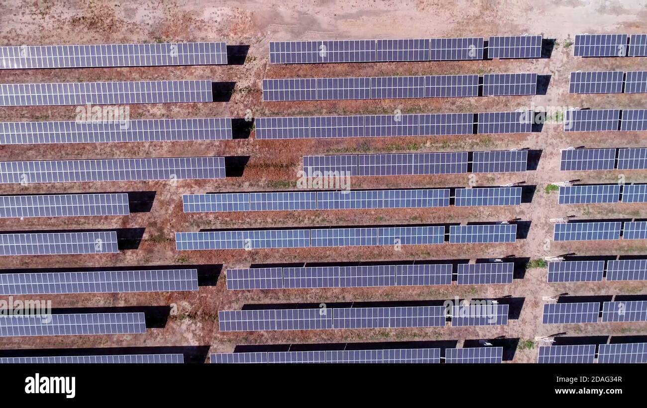 pannelli solari cella fattoria in vista aerea. Energia alternativa, concetto di risparmio energetico ecologico, durante una giornata di sole nel deserto. Foto Stock