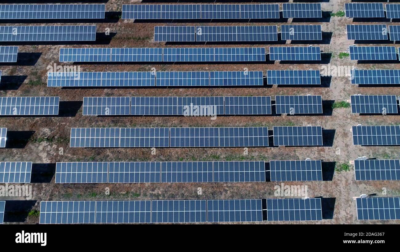 pannelli solari celle fattoria in vista aerea durante la giornata di sole sul deserto. Foto Stock