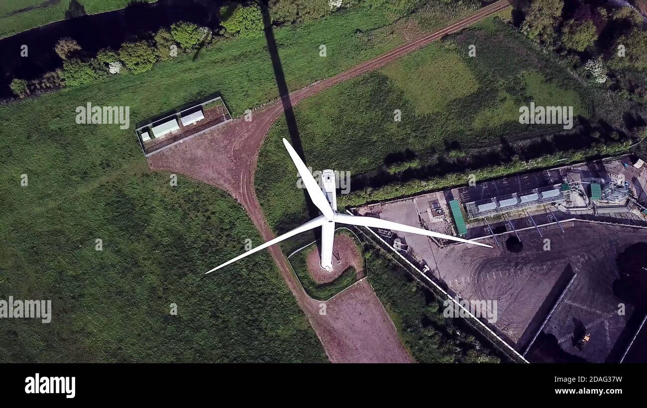 turbina eolica dall'alto in vista aerea dall'alto, energia verde nell'area industriale Foto Stock