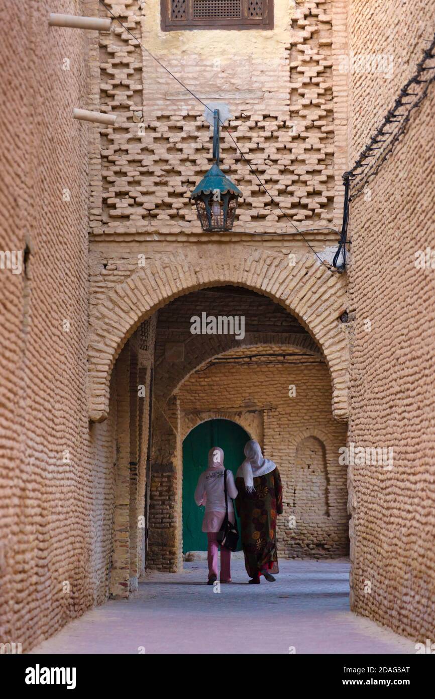 La donna nella vecchia medina, Tozeur, Tunisia Foto Stock