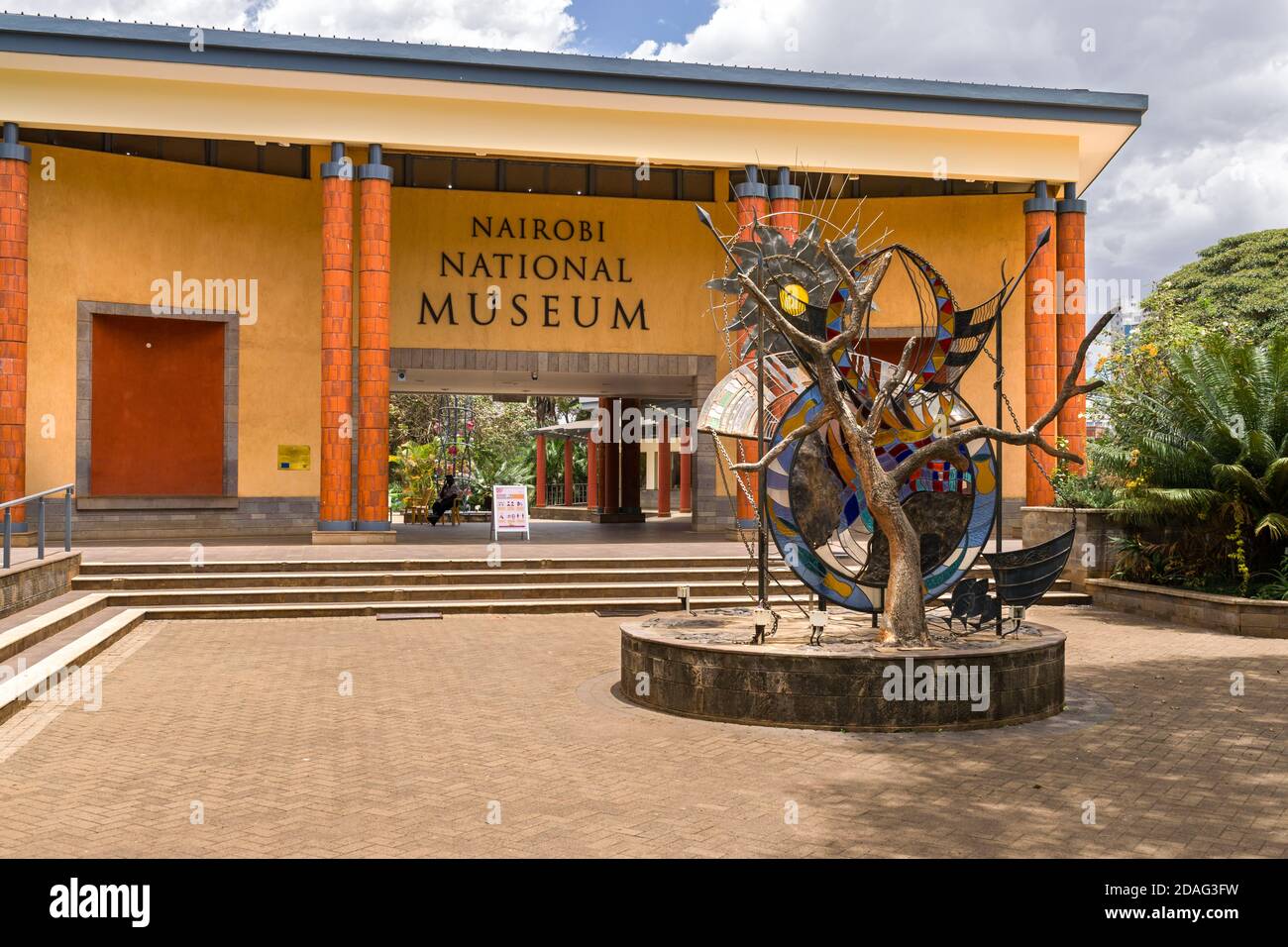 Esterno del Nairobi National Museum che mostra un arte scultura di fronte all'entrata principale, Nairobi, Kenia Foto Stock