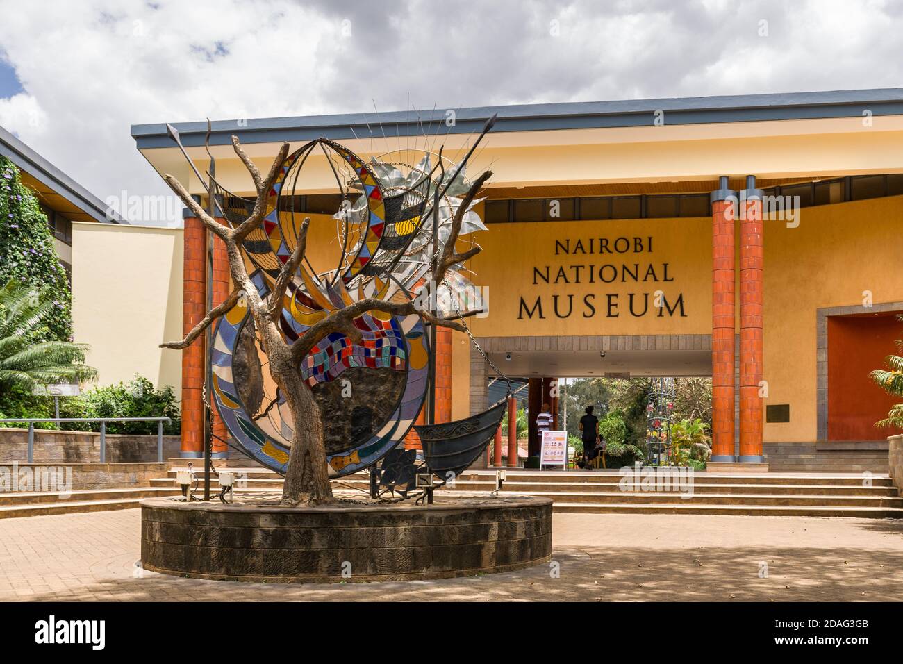 Esterno del Nairobi National Museum che mostra un arte scultura di fronte all'entrata principale, Nairobi, Kenia Foto Stock