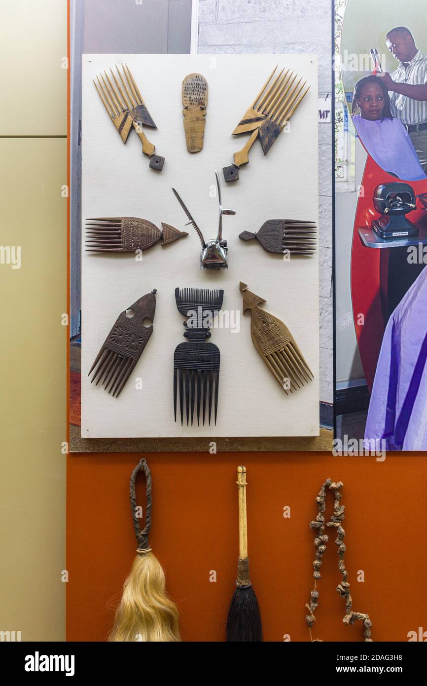 Una mostra di vari pettini per capelli, Nairobi National Museum, Kenya Foto Stock
