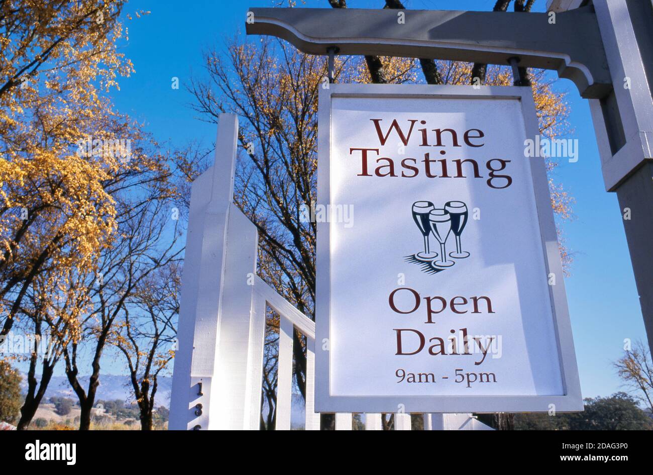 Cartello California per la degustazione di vini appeso all'ingresso del Fetzer Valley Oaks Ranch, vigneti e azienda vinicola, Mendocino County, California. STATI UNITI Foto Stock