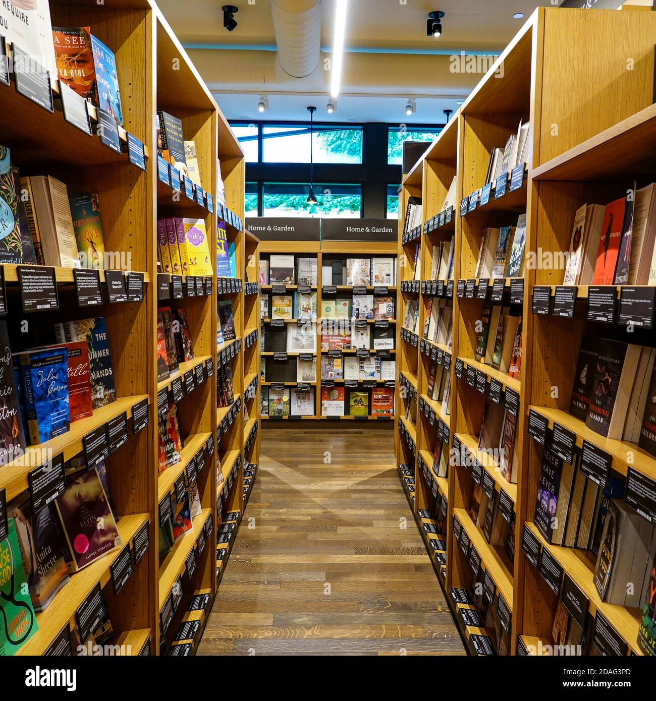 Seattle,WA/USA-9/15/19: un corridoio del libro in legno i ripiani all'originale quartiere universitario Amazon Bookstore. Foto Stock