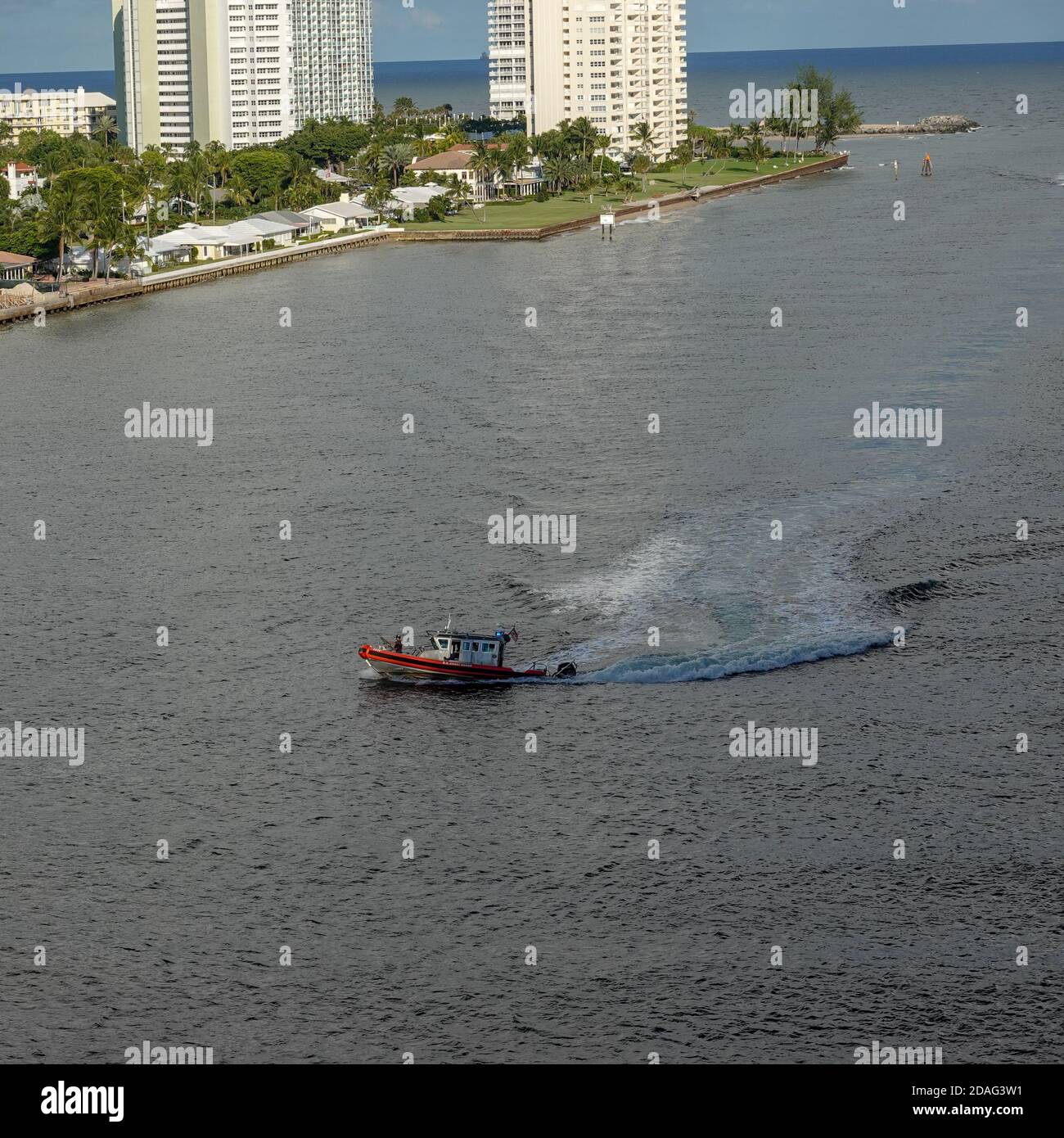 Ft. Lauderdale, FL/USA - 10/30/19: UN US Coast Guard boat accompagnatrici di una nave da crociera dentro o fuori della porta dal canale dell'oceano. Foto Stock