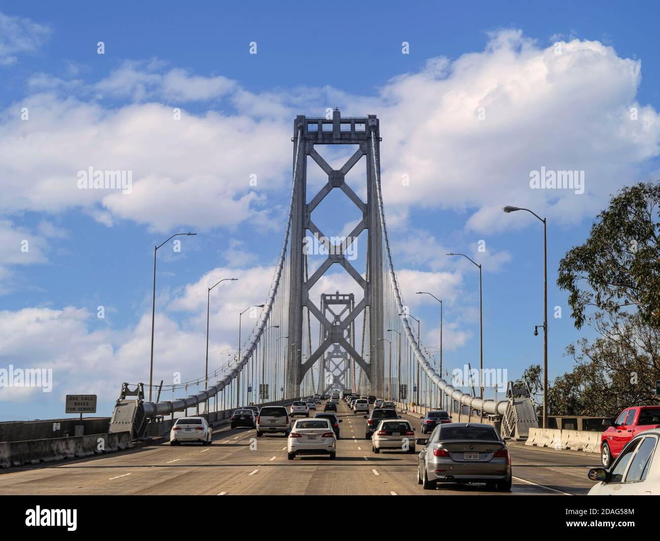 TRAFFICO DI SAN FRANCISCO CHE ATTRAVERSA BAY BRIDGE mattina pendolari in auto Attraversando Bay Bridge, entra a San Francisco City California STATI UNITI Foto Stock