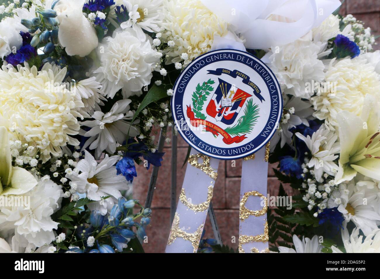 Queens, New York, Stati Uniti. 12 Nov 2020. Vista di una corona inviata dal Consolato della Repubblica Dominicana come funzionari eletti con la famiglia, amici delle 260 vittime che sono morte in crash assistere al 19 ° anniversario del crash di American Airline Flight 587 in cui 260 anime sono morte in viaggio nella Repubblica Dominicana. La cerimonia si è tenuta presso il memoriale del volo American Airlines 587 a Rockaway Park il 12 novembre 2020 a n far Rockaway, Queens, New York City. Credit: Mpi43/Media Punch/Alamy Live News Foto Stock