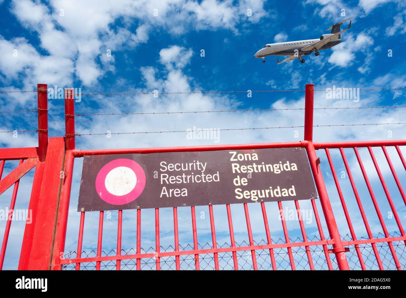 Embraer ERJ-135BJ Legacy 600 atterraggio privato in aereo all'aeroporto in Spagna Foto Stock