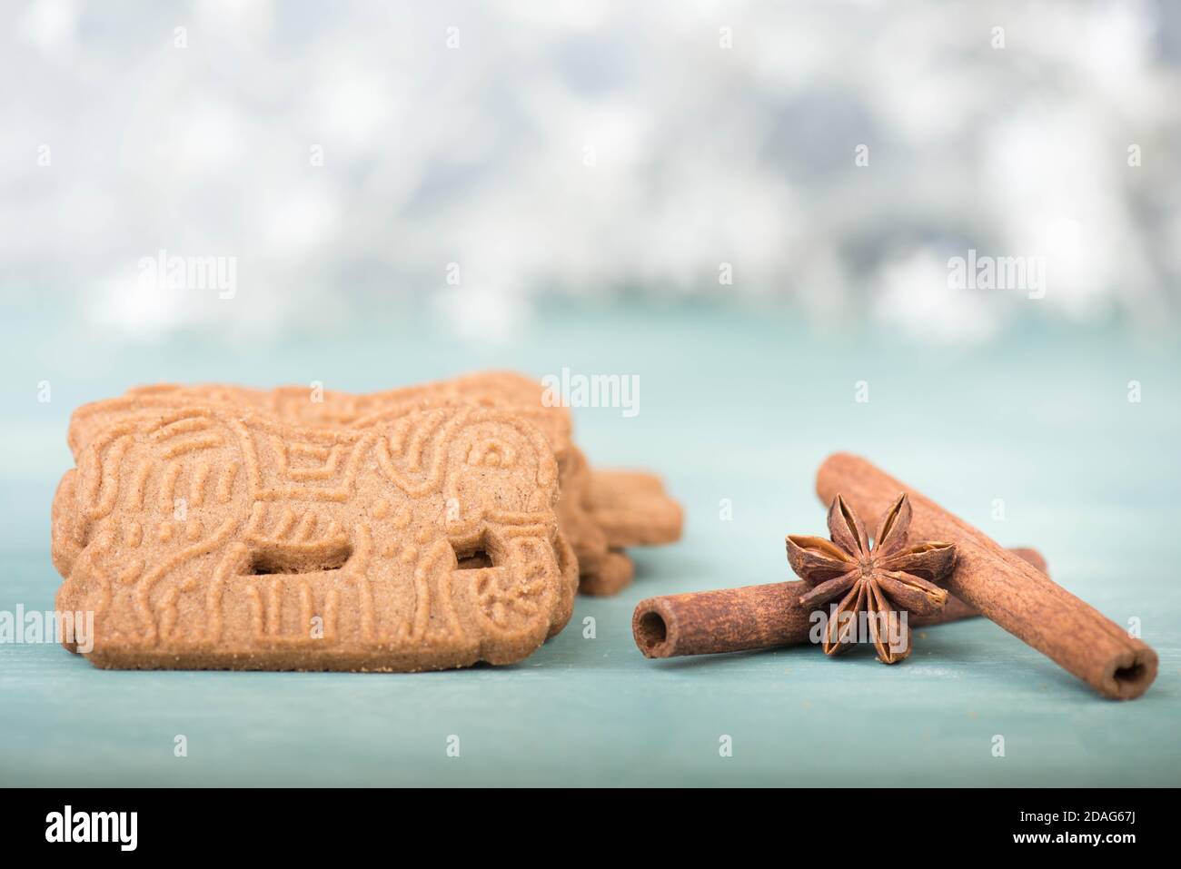 Biscotti di natale tedeschi tradizionali chiamati Spekulatius, dolcezza con mandorle e spezie come cannella e anice stellato Foto Stock