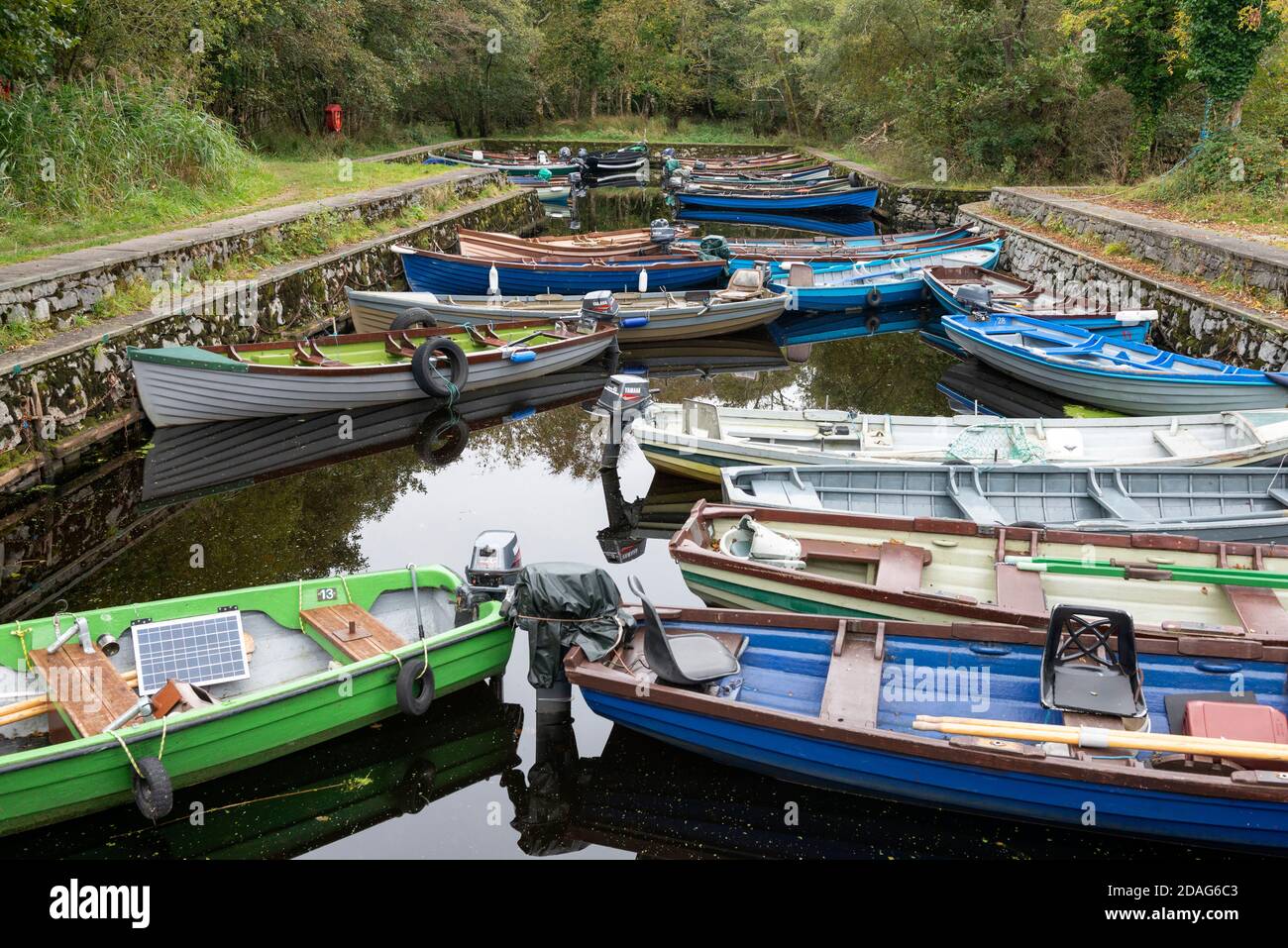 Ormeggio barche da pesca in piccola insenatura nel Parco Nazionale di Killarney, Contea di Kerry, Irlanda Foto Stock