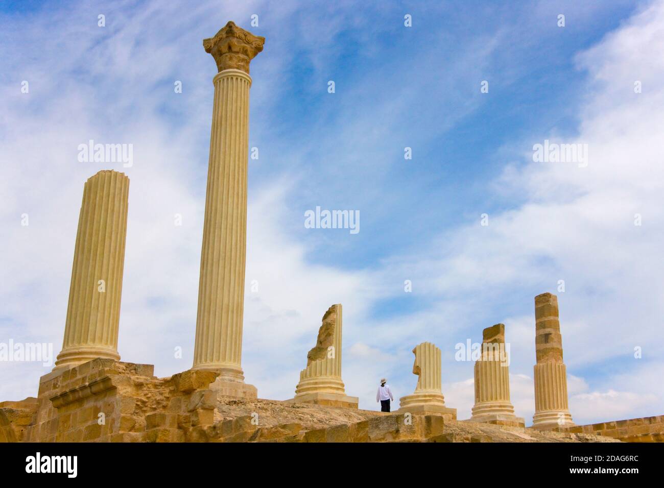 Turismo a rovine romane a Uthina (noto anche come Oudna), ben Arous Governorate, Tunisia Foto Stock