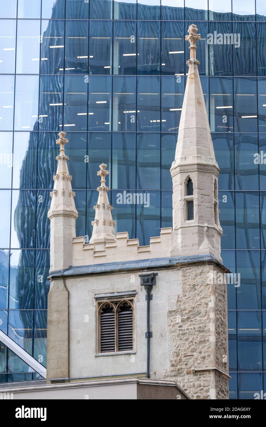 La chiesa di St Andrew Undershaft è dwarfed dai moderni grattacieli di vetro. Foto Stock