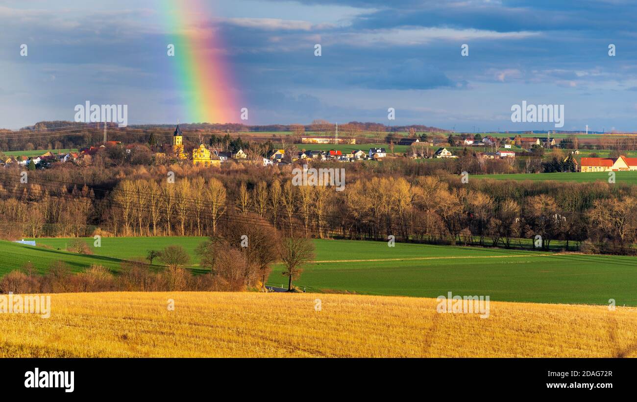 Regenbogen über der Landschaft, Frühling Foto Stock