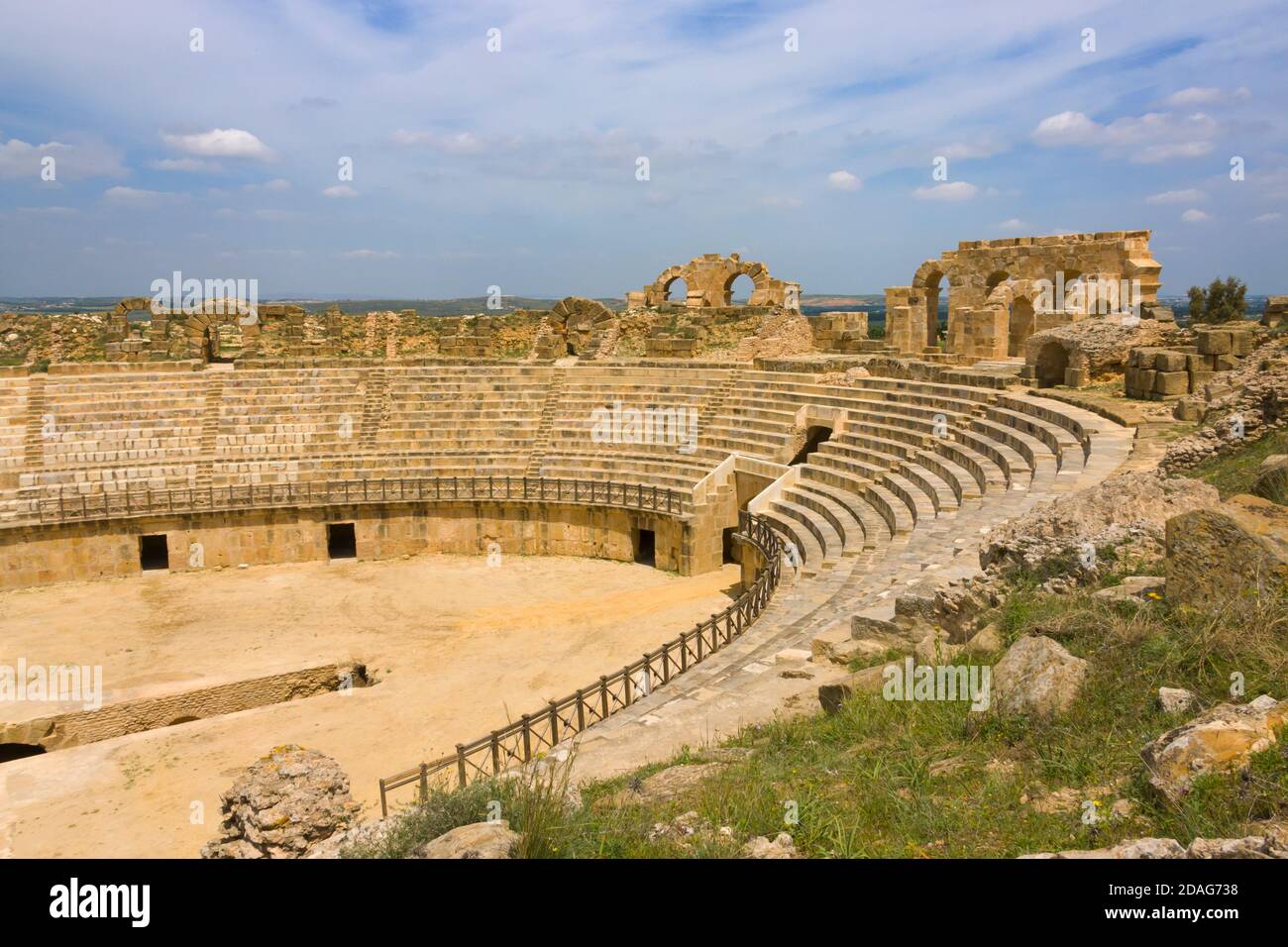 Rovine romane di anfiteatro a Uthina (noto anche come Oudna), ben Aurous Governatorato, Tunisia Foto Stock