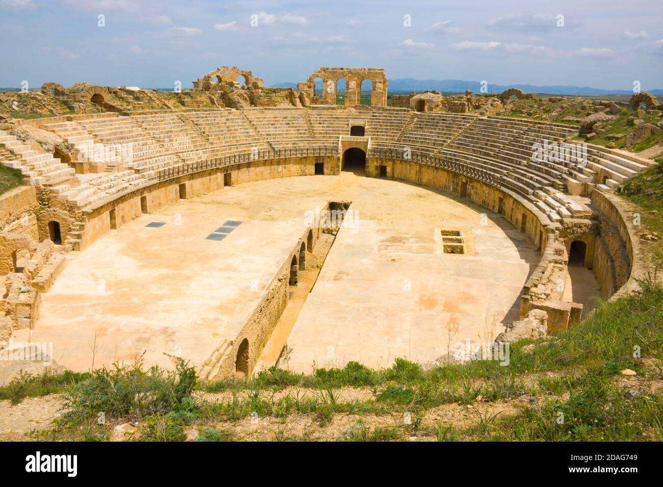 Rovine romane di anfiteatro a Uthina (noto anche come Oudna), ben Aurous Governatorato, Tunisia Foto Stock