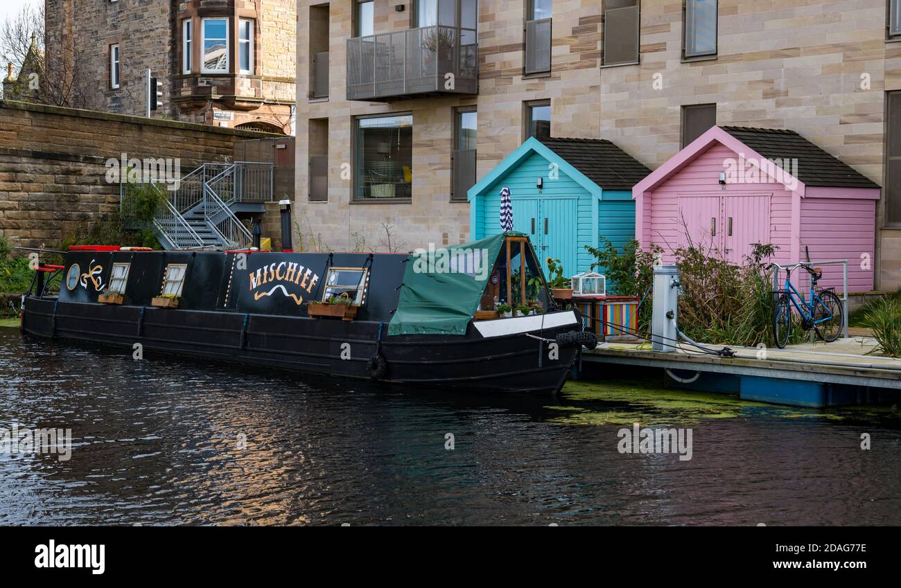 Chiatta di canale e capannoni colorati, Fountabridge, Union Canal, Edimburgo, Scozia, Regno Unito Foto Stock