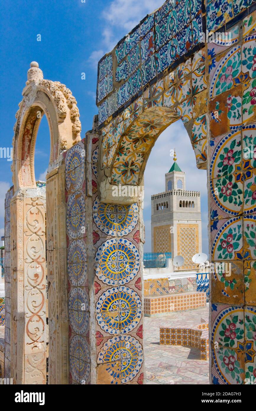 Mosaic Arch presso la moschea di al-Zaytuna nella vecchia medina, patrimonio dell'umanità dell'UNESCO, Tunisi, Tunisia Foto Stock