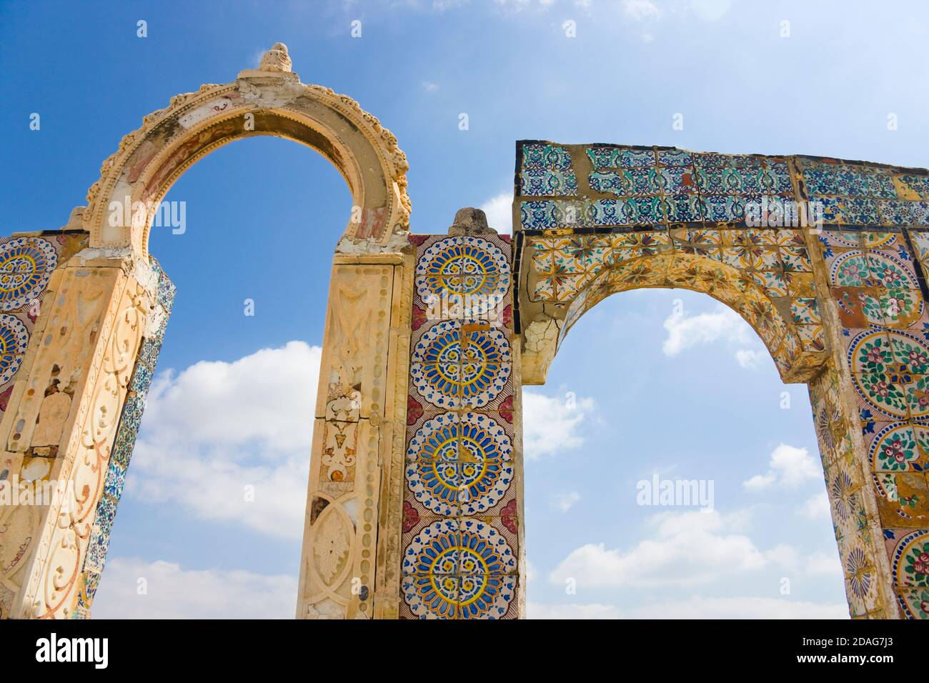 Mosaic Arch presso la moschea di al-Zaytuna nella vecchia medina, patrimonio dell'umanità dell'UNESCO, Tunisi, Tunisia Foto Stock