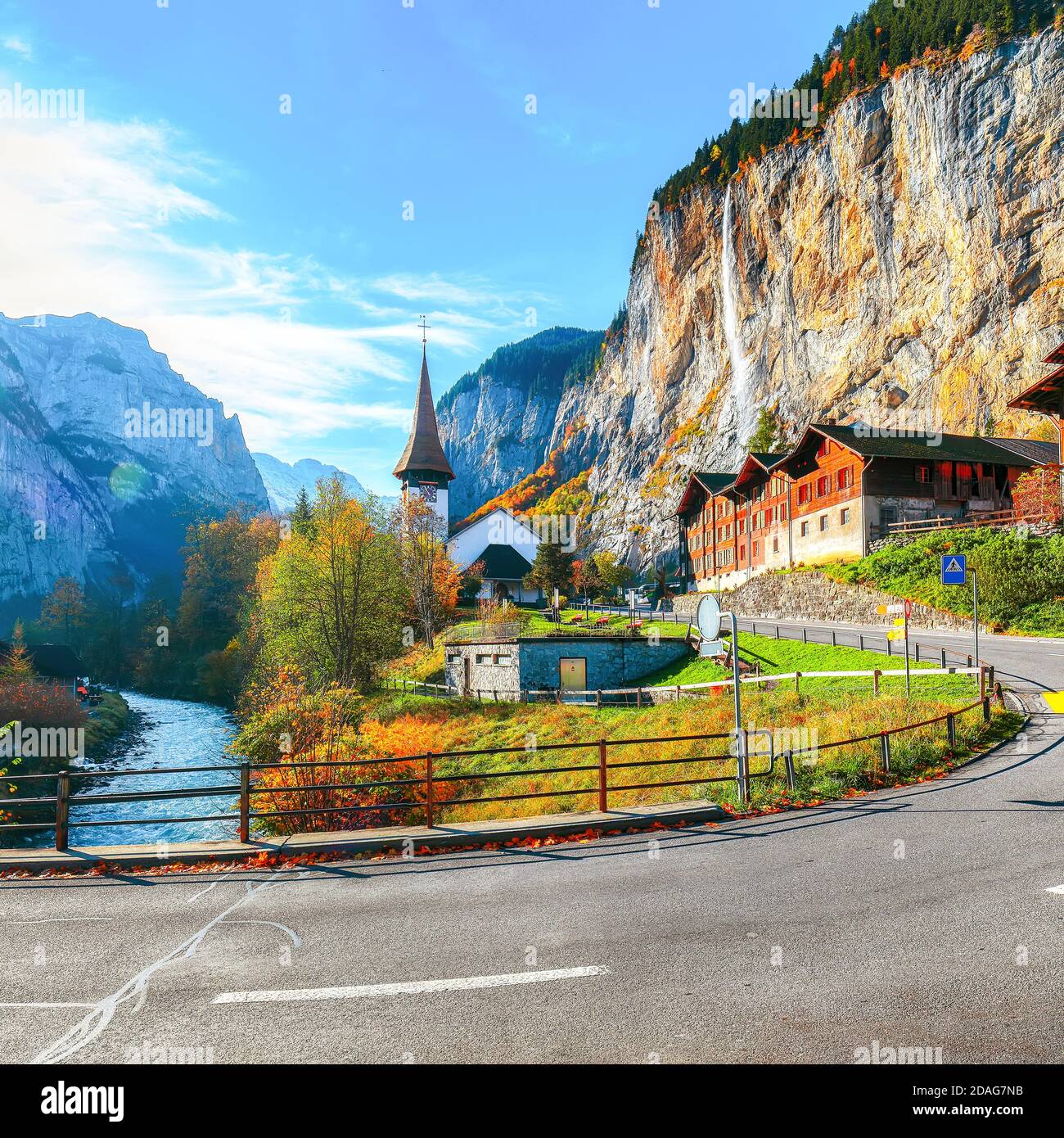 Splendida vista autunnale del villaggio di Lauterbrunnen con la cascata Staubbach e le Alpi svizzere sullo sfondo. Ubicazione: Lauterbrunnen villaggio, B Foto Stock