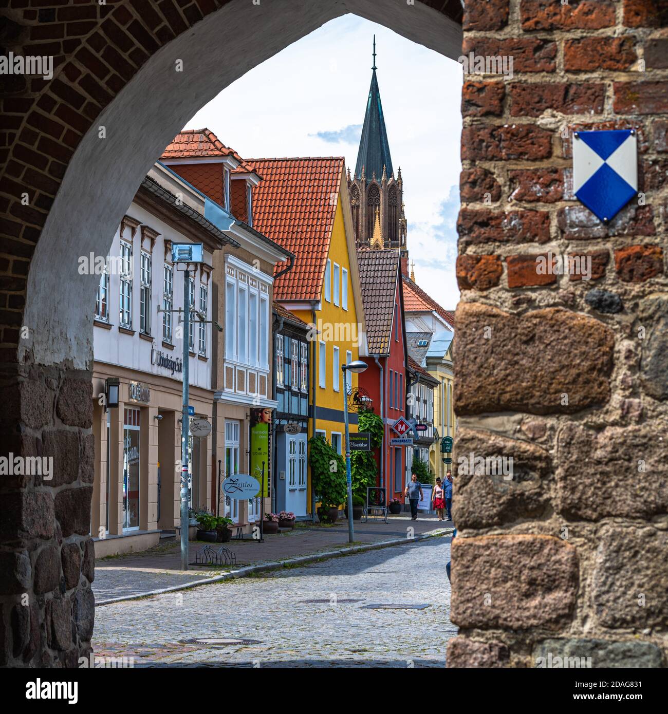 Neubrandenburg, Stadtansichten, Altstadt: Häuser und Straßen Foto Stock