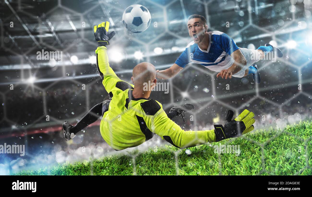 Portiere di calcio contro l'attaccante cercando di segnare un gol Foto Stock