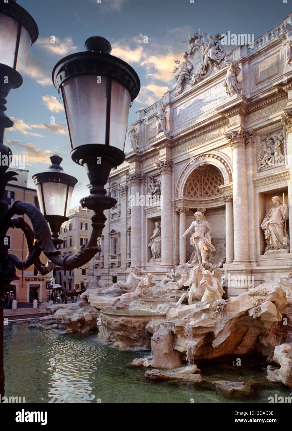 ROMA Fontana di Trevi con statue e cascate con strada tradizionale Lanterne in primo piano al tramonto Roma Italia Foto Stock
