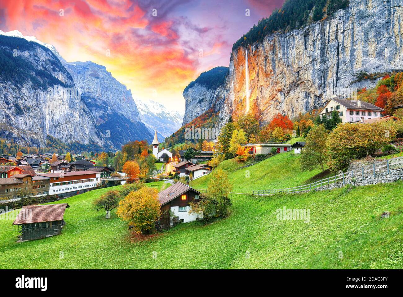 Affascinante vista autunnale della valle di Lauterbrunnen con la splendida cascata di Staubbach e le Alpi svizzere al tramonto. Ubicazione: Lauterbrunnen villaggio, Ber Foto Stock