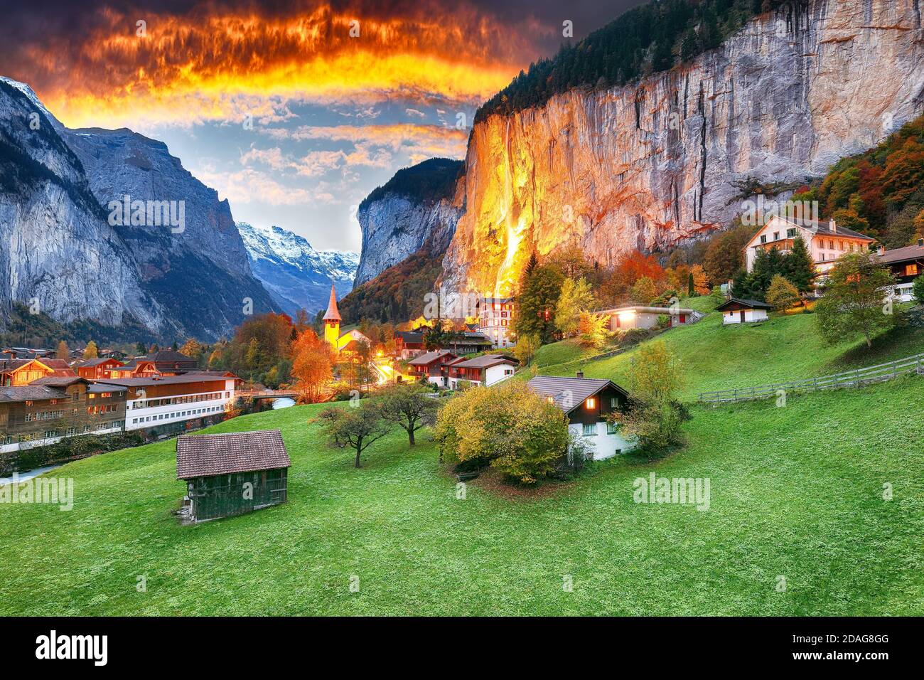 Spettacolare vista autunnale della valle di Lauterbrunnen con la splendida cascata di Staubbach e le Alpi svizzere al tramonto. Località: Lauterbrunnen villaggio, Berner Foto Stock