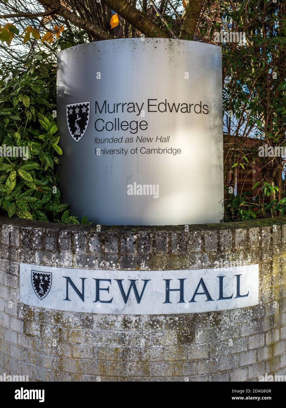 Murray Edwards College Cambridge - Firma all'ingresso del Murray Edwards College Cambridge University - fondata come New Hall nel 1954, università per sole donne. Foto Stock
